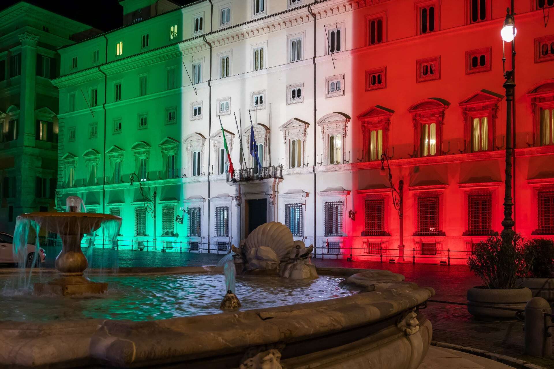 Palazzo Chigi illuminato dai colori della bandiera italiana